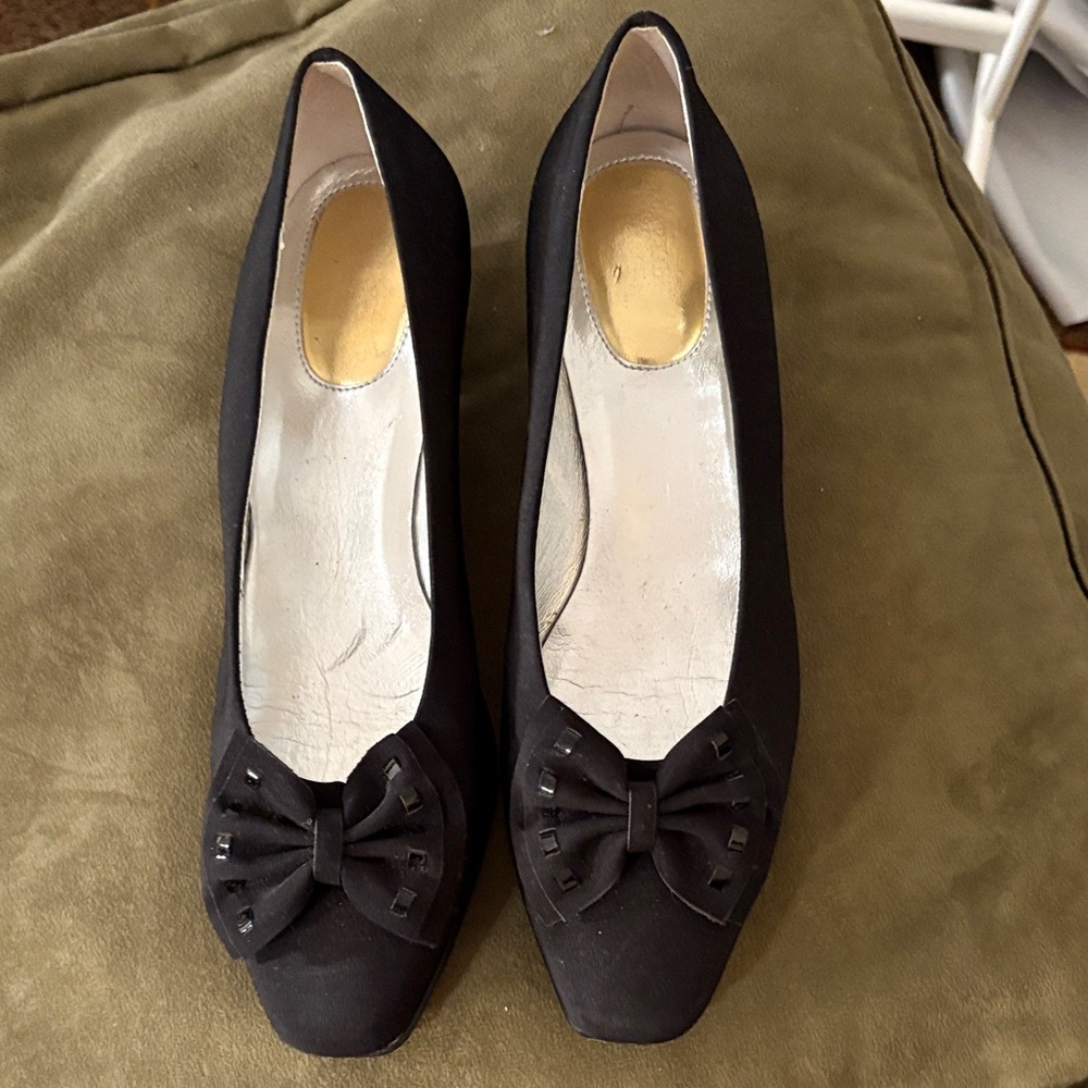 Chic Black Women's Heels with Bow Accent